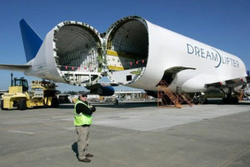 the worker loading the parcel to the plane-3